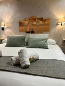 ein Schlafzimmer mit einem Bett mit Handtüchern darauf in der Unterkunft La Txalupa de Bermeo in Bermeo