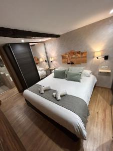 1 dormitorio con 1 cama grande y 2 toallas. en La Txalupa de Bermeo, en Bermeo