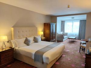 Postel nebo postele na pokoji v ubytování Menlo Park Hotel