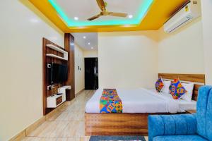 um quarto com uma cama e uma cadeira azul em HOTEL KANAN INN em kolkata