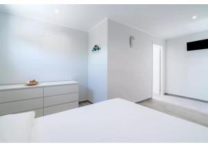 シラクーサにあるLa Caretta di Ogninaの白いベッドルーム(大型ベッド1台、窓付)