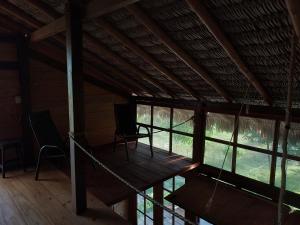阿廷斯Casa de Atins的小屋里有两把椅子和窗户的房间 更多29张照片