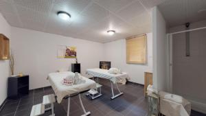 歐黑爾的住宿－Hameau 5 201a - SPA & PISCINE studio 2 pers，一间美发沙龙,内设两把白色的椅子和一张桌子