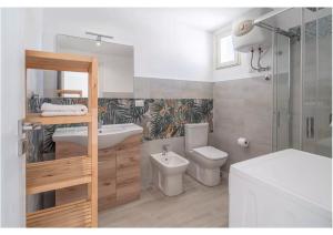 シラクーサにあるLa Caretta di Ogninaのバスルーム(洗面台、トイレ、シャワー付)