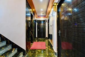 um corredor com um tapete vermelho no chão em HOTEL KANAN INN em kolkata