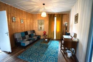 ein Wohnzimmer mit Sofa und Tisch in der Unterkunft La maison du Thoré in Saint-Amans-Valtoret