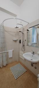 A bathroom at Hotel Nuovo Rondò Még 37 kép