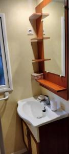 Koupelna v ubytování Mobile home camping Ardèche + 6 fotografií