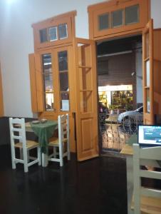 Hostel Hornocal في سان سلفادور دي خوخوي: غرفة طعام مع طاولة وكراسي وباب