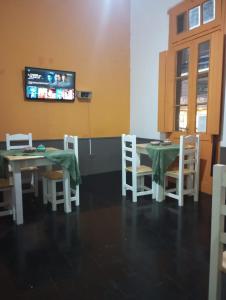 Hostel Hornocal في سان سلفادور دي خوخوي: غرفة طعام مع طاولة وكراسي وتلفزيون