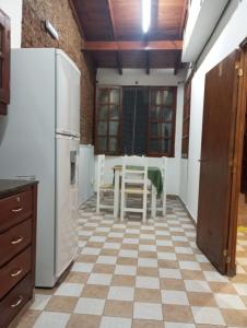 Hostel Hornocal في سان سلفادور دي خوخوي: مطبخ مع طاولة وثلاجة