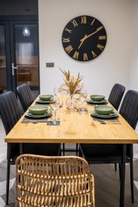 A restaurant or other place to eat at Modern 2-Bed Townhouse, Conveniently Located Near Leeds City Centre - Perfect for Corporate Stays