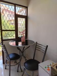 einen Tisch und Stühle in einem Zimmer mit Fenster in der Unterkunft departamento en la mejor zona de cochabamba in Cochabamba