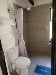 ein Badezimmer mit weißer Toilette und Dusche in der Unterkunft departamento en la mejor zona de cochabamba in Cochabamba