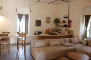 salon z kanapą i stołem w obiekcie The stone house w mieście Kefar Daniyyel