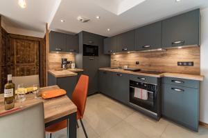 O bucătărie sau chicinetă la Bel appartement 6 personnes avec deux terrasses ensoleillées au coeur du village +15 fotografii
