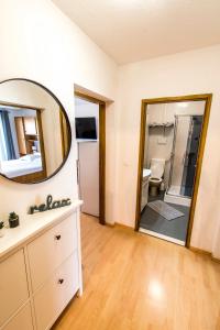 y baño con espejo, lavabo y aseo. en Apartments Ćurić, en Trogir