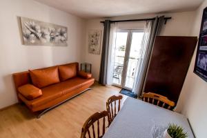 una sala de estar con un sofá y una mesa en Apartments Ćurić, en Trogir