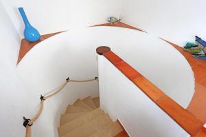 eine Wendeltreppe in einem Raum mit einem blauen Löffel in der Unterkunft Casa Le Ferreira in Praia da Luz in Luz + 40 Fotos