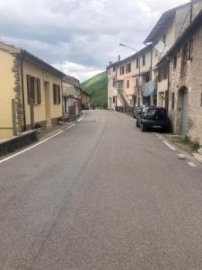 una strada vuota con auto parcheggiate sul lato della strada di PM 62 Via Frazione di Serradica Guest House a Perugia