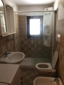 e bagno con lavandino, servizi igienici e doccia. di PM 62 Via Frazione di Serradica Guest House a Perugia
