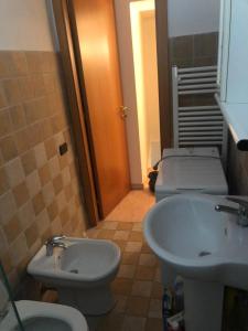 baño con 2 aseos y lavamanos en PM 62 Via Frazione di Serradica Guest House, en Perugia