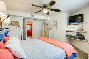 1 dormitorio con 1 cama y ventilador de techo en Lake Francis Lily Pad - Home with Hot Tub and Dock!, en Lake Placid