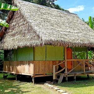 une petite cabane au toit de chaume dans l'établissement Amazon Tropical Expeditions, à Iquitos