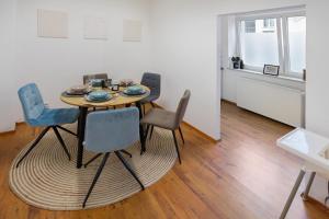 a dining room table and chairs in a room at ruhrApartments #Nähe A40 #zentral #fastWIFI #perfekt für Familien und Geschäftsreisen in Bochum
