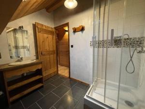 Koupelna v ubytování Chalet montagnard 15 personnes - proche du centre du village + 18 fotografií