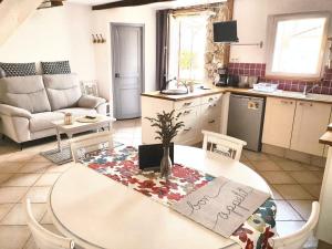 sala de estar con mesa y cocina en Maison d'une chambre avec piscine partagee terrasse et wifi a Lignairolles en Lignairolles