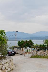 samochód zaparkowany na parkingu obok wody w obiekcie Ksamil Sea&Lake view Escape w mieście Ksamil