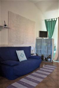 カンニジョネにあるResidenza Mediterraneaのリビングルーム(ラグ付)の青いソファ