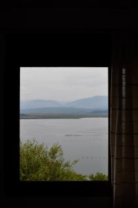 einen Blick auf einen großen Wasserkörper aus einem Fenster in der Unterkunft Ksamil Sea&Lake view Escape in Ksamil