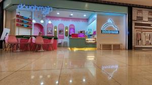 Una tienda con sillas rosas y una mesa en un centro comercial. en Heart of Makati, Fully furnished condo, cbd central location, en Manila 67 fotos más