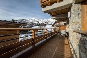 a balcony with a view of a snow covered mountain at Appartement neuf avec terrasse plein sud - 6 personnes in Saint-Sorlin-dʼArves