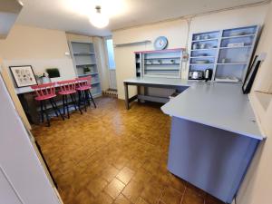 cocina con encimera, mesa y sillas en Pink door house in Clifden, en Clifden