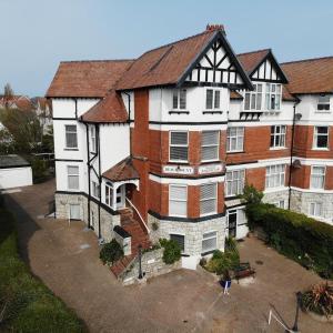 een luchtzicht op een groot bakstenen gebouw bij Beachmount Holiday Apartments in Colwyn Bay