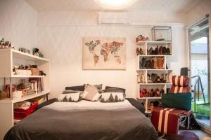 ein Schlafzimmer mit einem Bett und einer Weltkarte an der Wand in der Unterkunft Appartment loft style - Stade de France in Saint-Denis