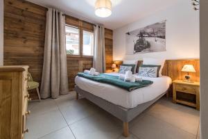 1 dormitorio con 1 cama grande en una habitación en Appartement neuf au cœur du village - 6 personnes en Saint-Sorlin-dʼArves