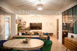 ein Wohnzimmer mit einem Tisch und Stühlen in der Unterkunft Appartment loft style - Stade de France in Saint-Denis