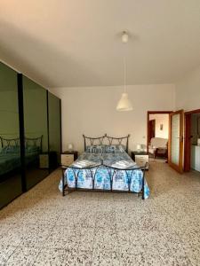um quarto com uma cama num quarto em Casa vacanze al mare em Pisciotta