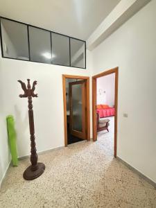 um quarto com uma janela e um quarto com uma cama em Casa vacanze al mare em Pisciotta