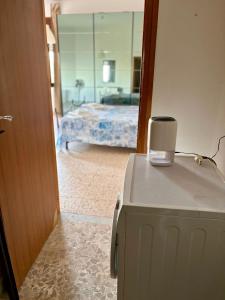 um quarto com uma cama e um espelho em Casa vacanze al mare em Pisciotta