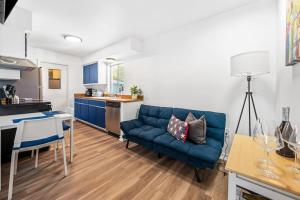sala de estar con sofá azul y cocina en Beautiful apartment in Bonita w/Garage and Garden, en Bonita Springs