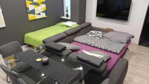 a living room with a couch and a table at Apartamenty Kamienna - Wypoczynek , cisza i spokój - Nie na imprezy in Częstochowa