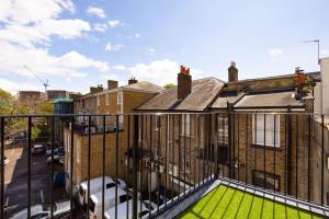 Cet appartement dispose d'un balcon avec de l'herbe verte. dans l'établissement Staines Riverside by Charles Hope, à Staines