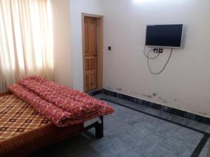 TV tai viihdekeskus majoituspaikassa Kashmir Inn Hotel