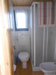 uma pequena casa de banho com WC e lavatório em Il Rospo em Moneglia