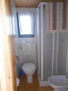 a small bathroom with a toilet and a sink at Il Rospo in Moneglia